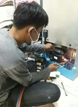 ซ่อมตู้เย็นเปลี่ยนคอมเพรสเซอร์ พร้อมเติมน้ำยา
