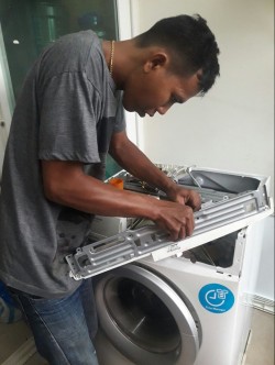 เครื่องซักผ้าฝาหน้า Electrolux อาการเปิดไม่ติดไฟไม่เข้า